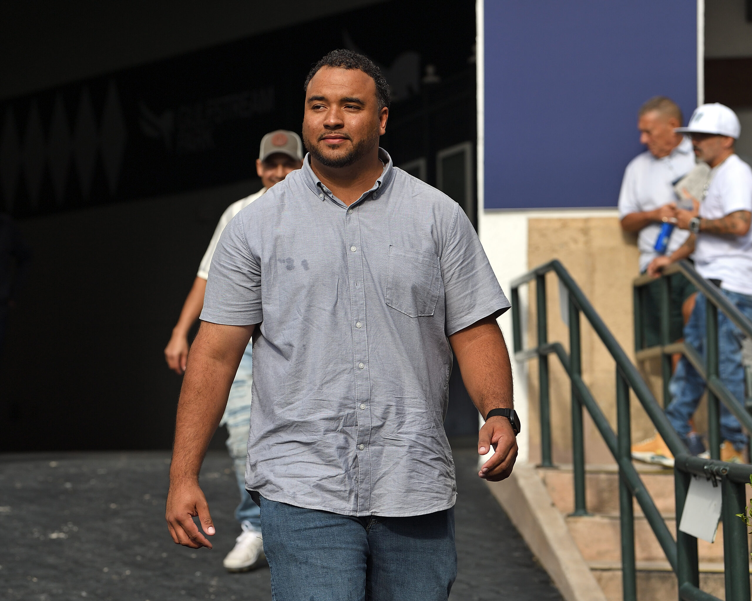 Trainer Nick Tomlinson walks through the opening tunnel at Gulfstream Park, heading trackside. (Photo: ©Ryan Thompson)