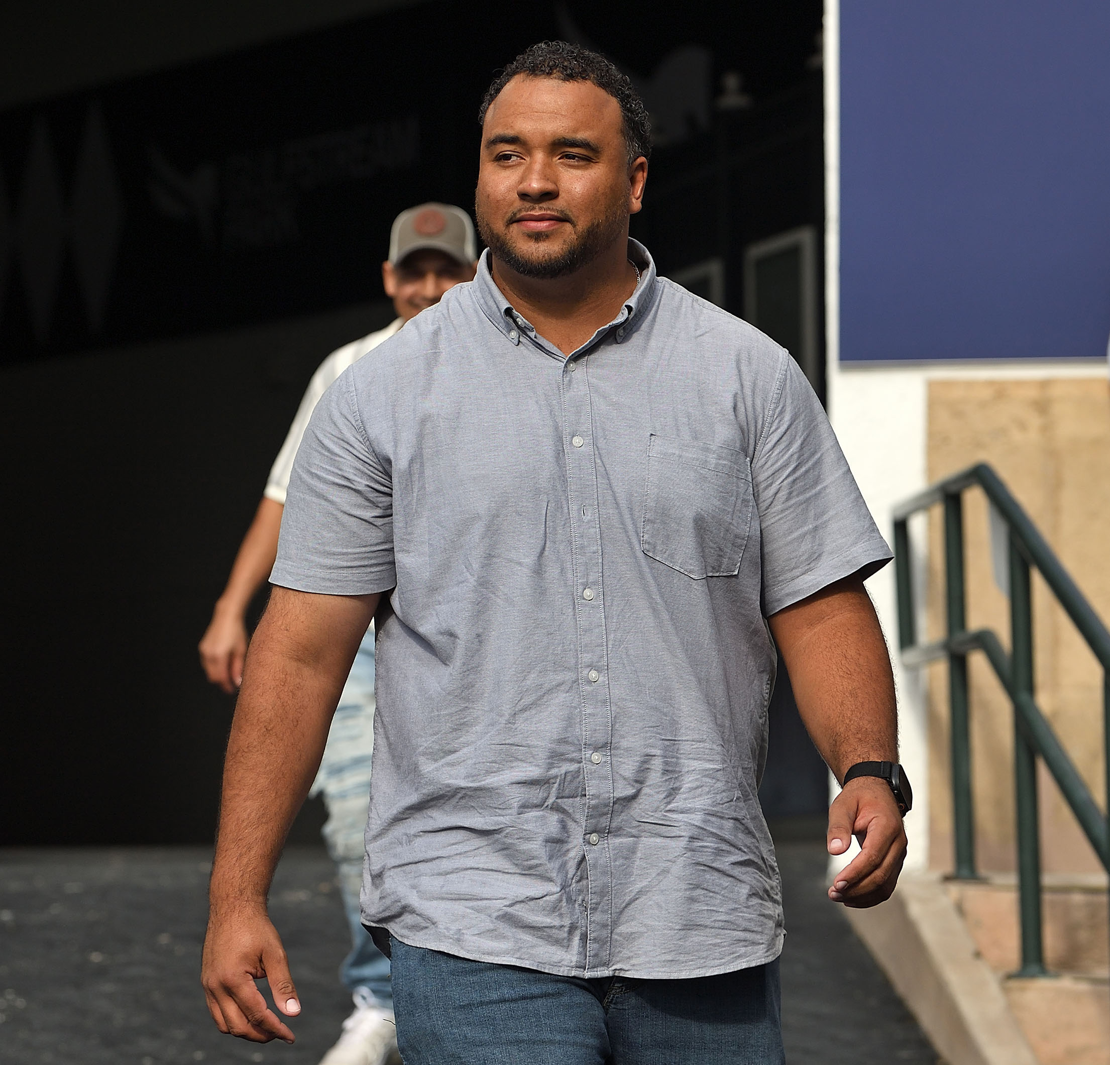 Trainer Nick Tomlinson walks through the opening tunnel at Gulfstream Park, heading trackside. (Photo: ©Ryan Thompson)